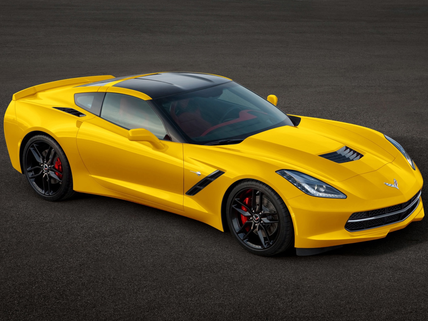 Желтый спортивный автомобиль Chevrolet Corvette
