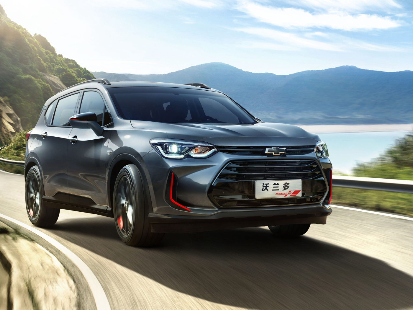 Серебристый внедорожник Chevrolet Orlando 2019 года