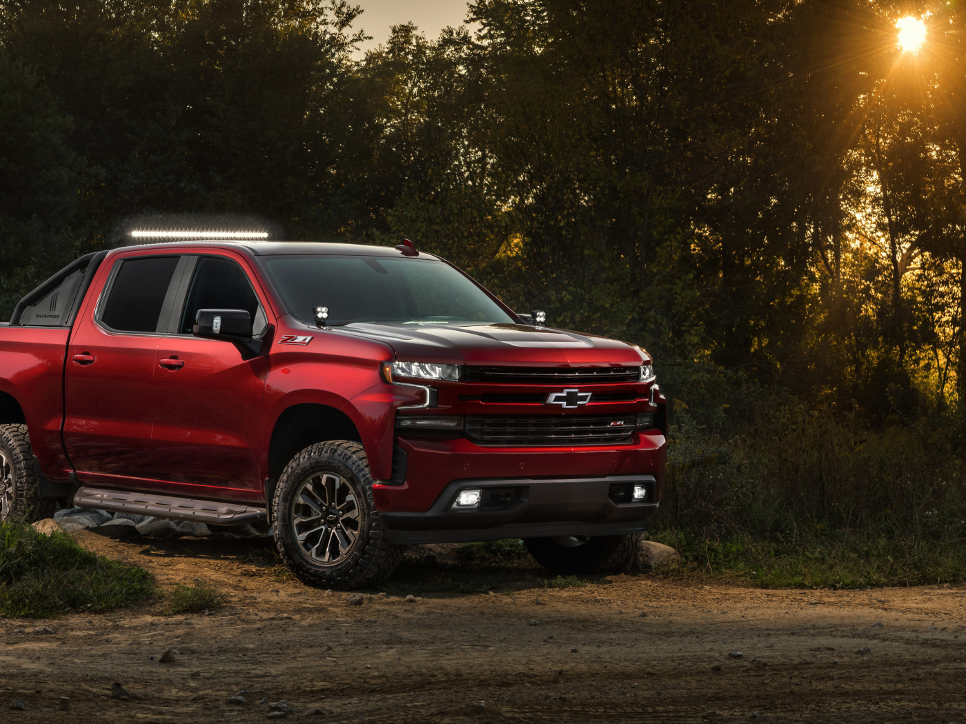 Красный пикап Chevrolet Silverado RST Off Road Concept 2018 года в лесу