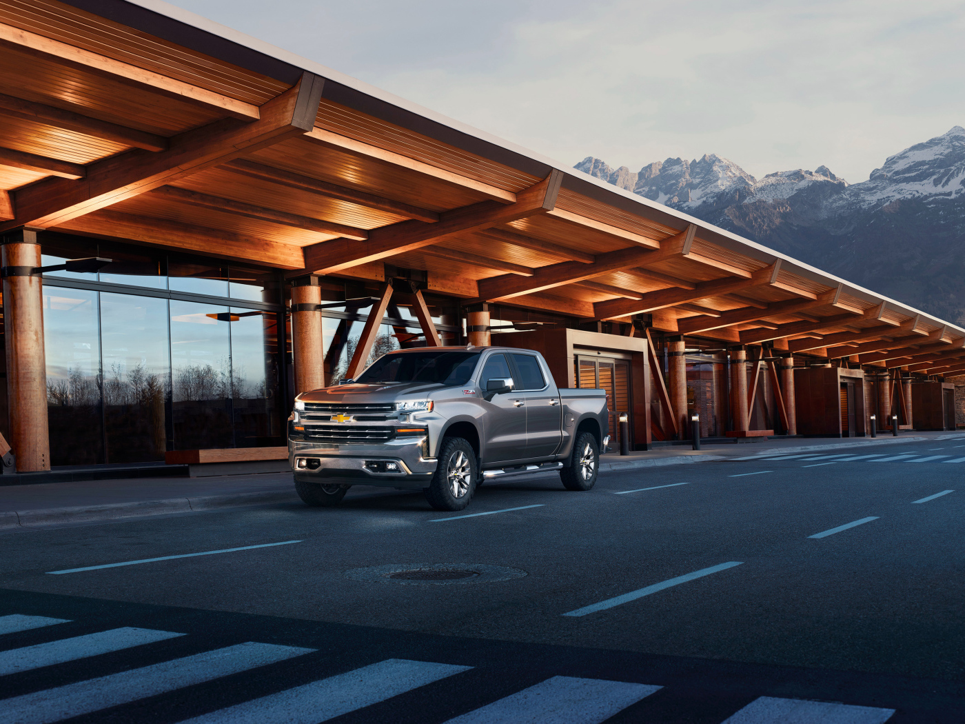 Серебристый пикап Chevrolet Silverado LTZ, 2018