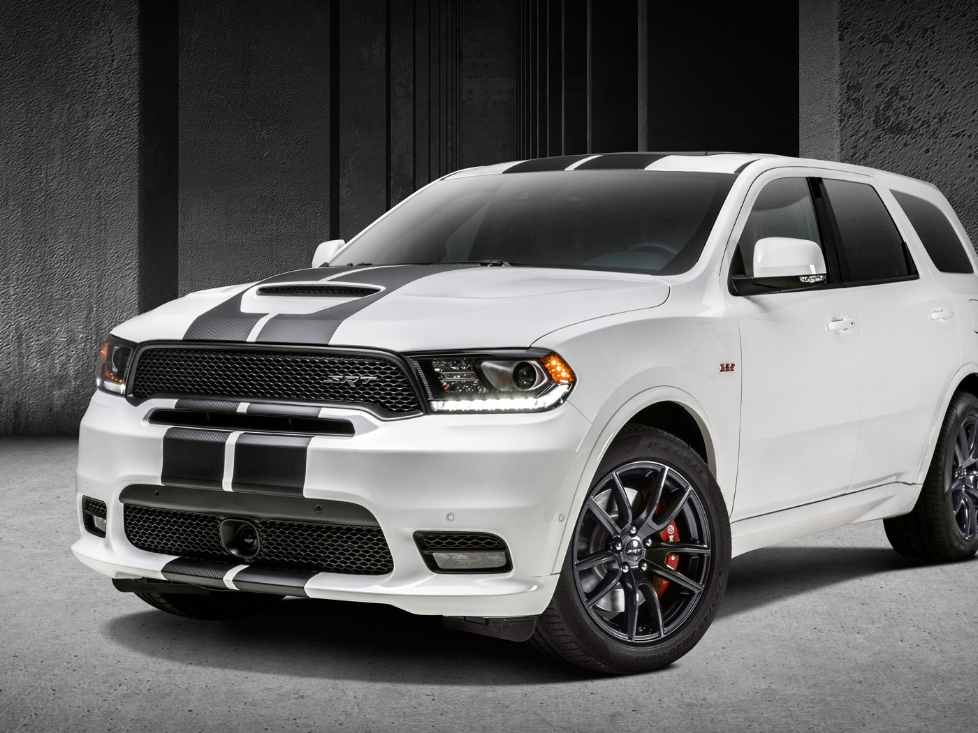Белый внедорожник Dodge Durango SRT, 2018