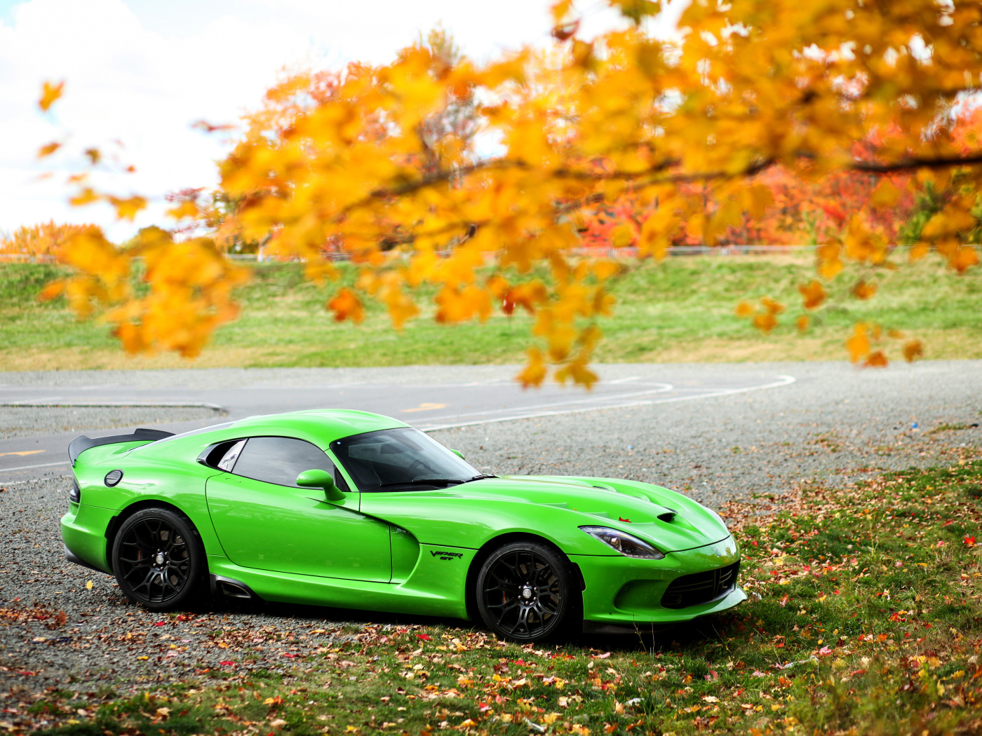 Зеленый спортивный автомобиль  Dodge Viper GTC