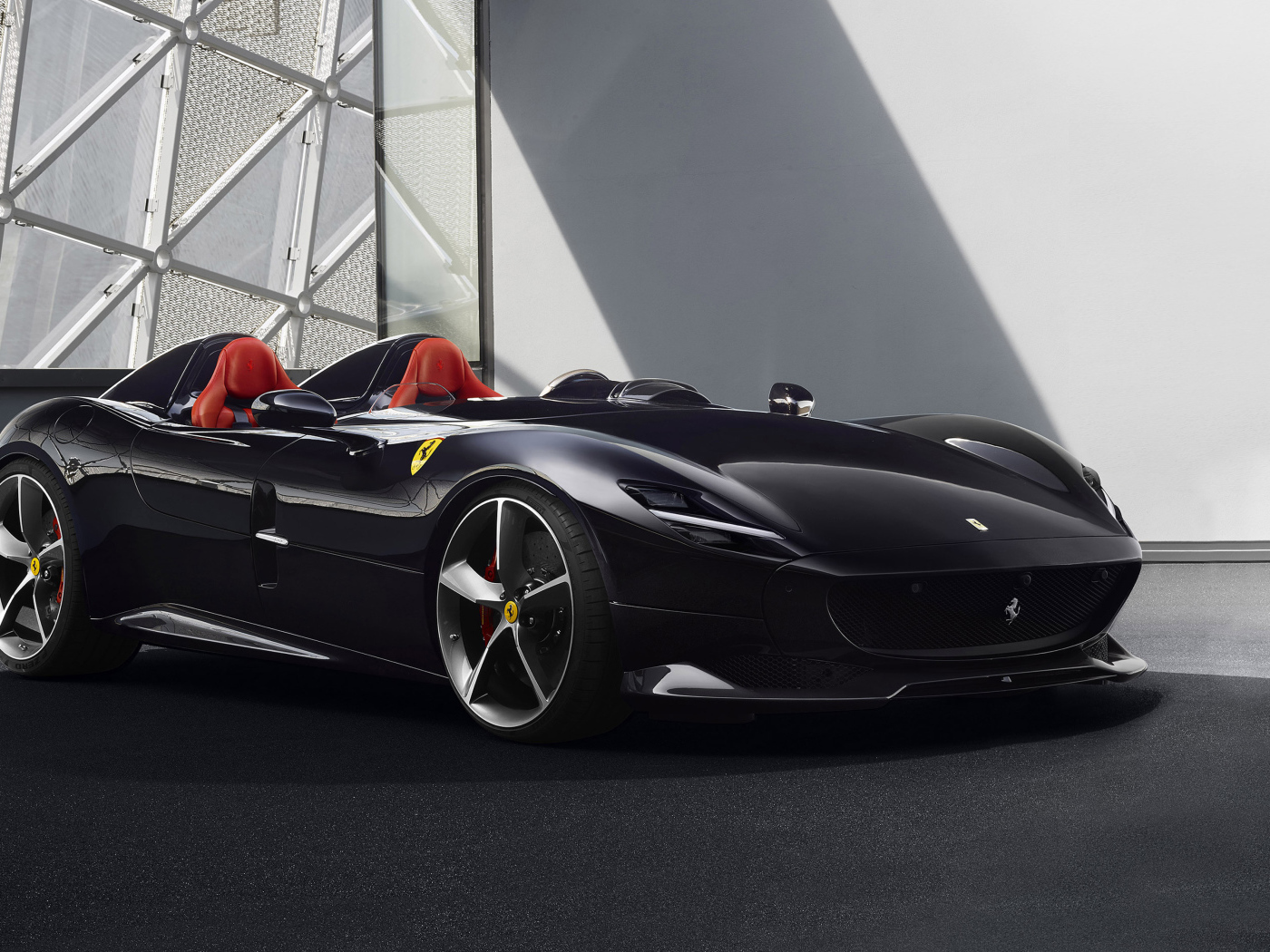 Черный кабриолет Ferrari Monza SP2  2019 года