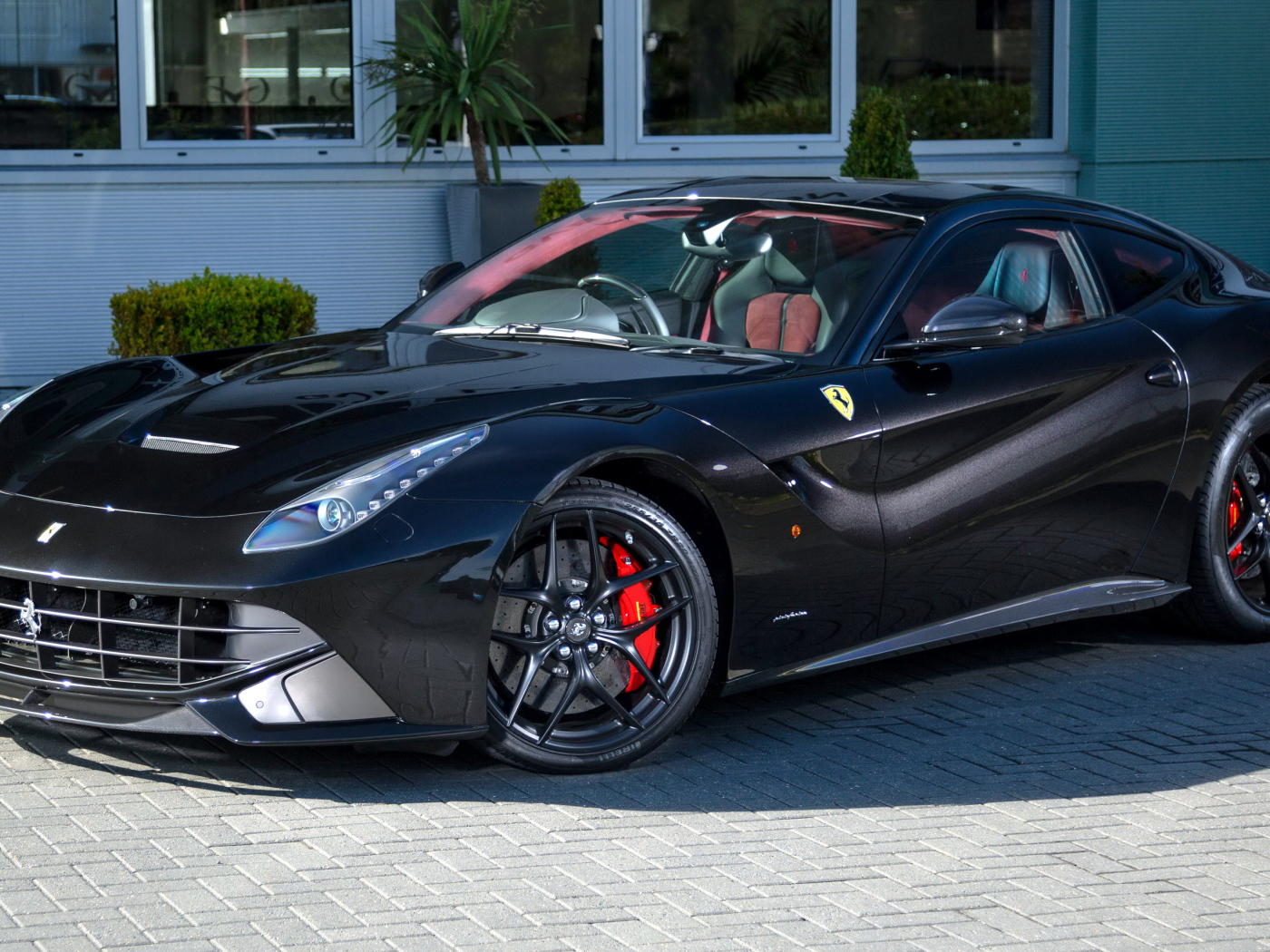Черный спортивный автомобиль Ferrari F12 berlinetta