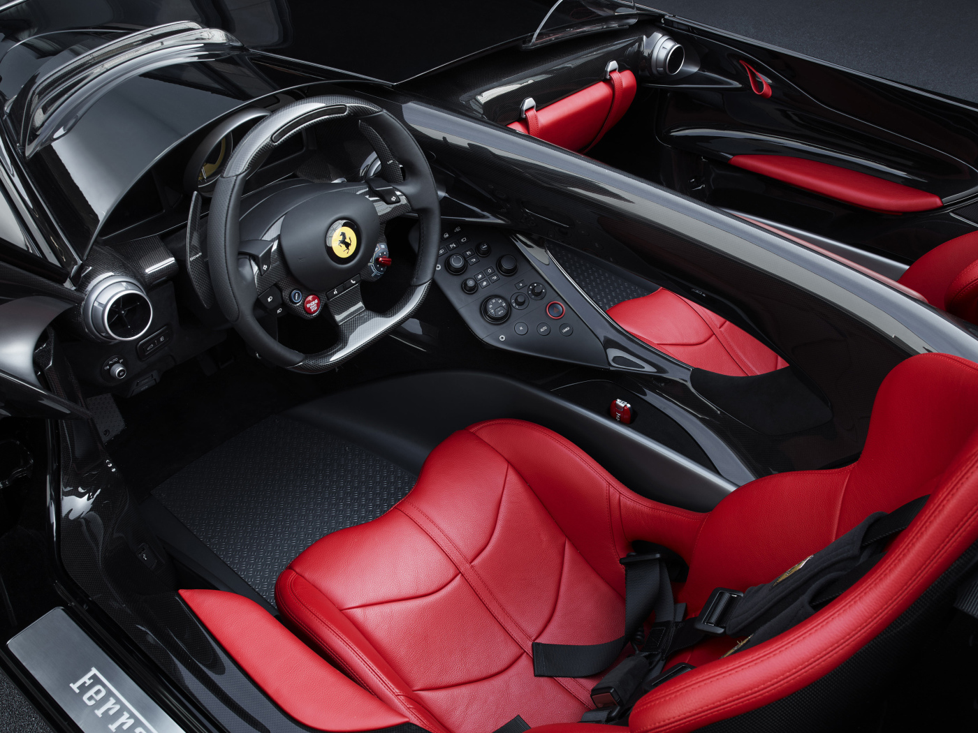 Стильный кожаный салон автомобиля ferrari monza