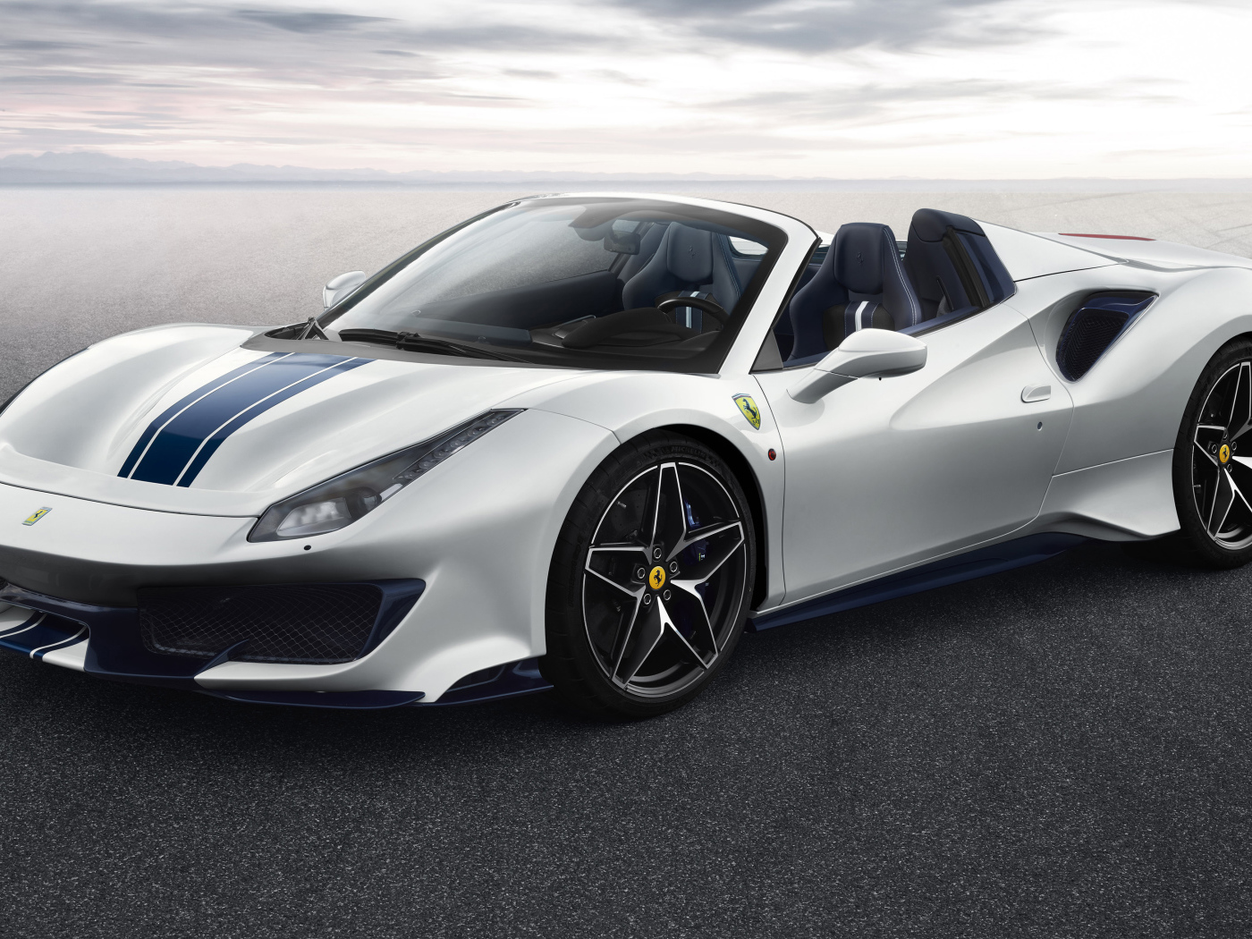 Белый автомобиль кабриолет Ferrari 488 Pista Spider