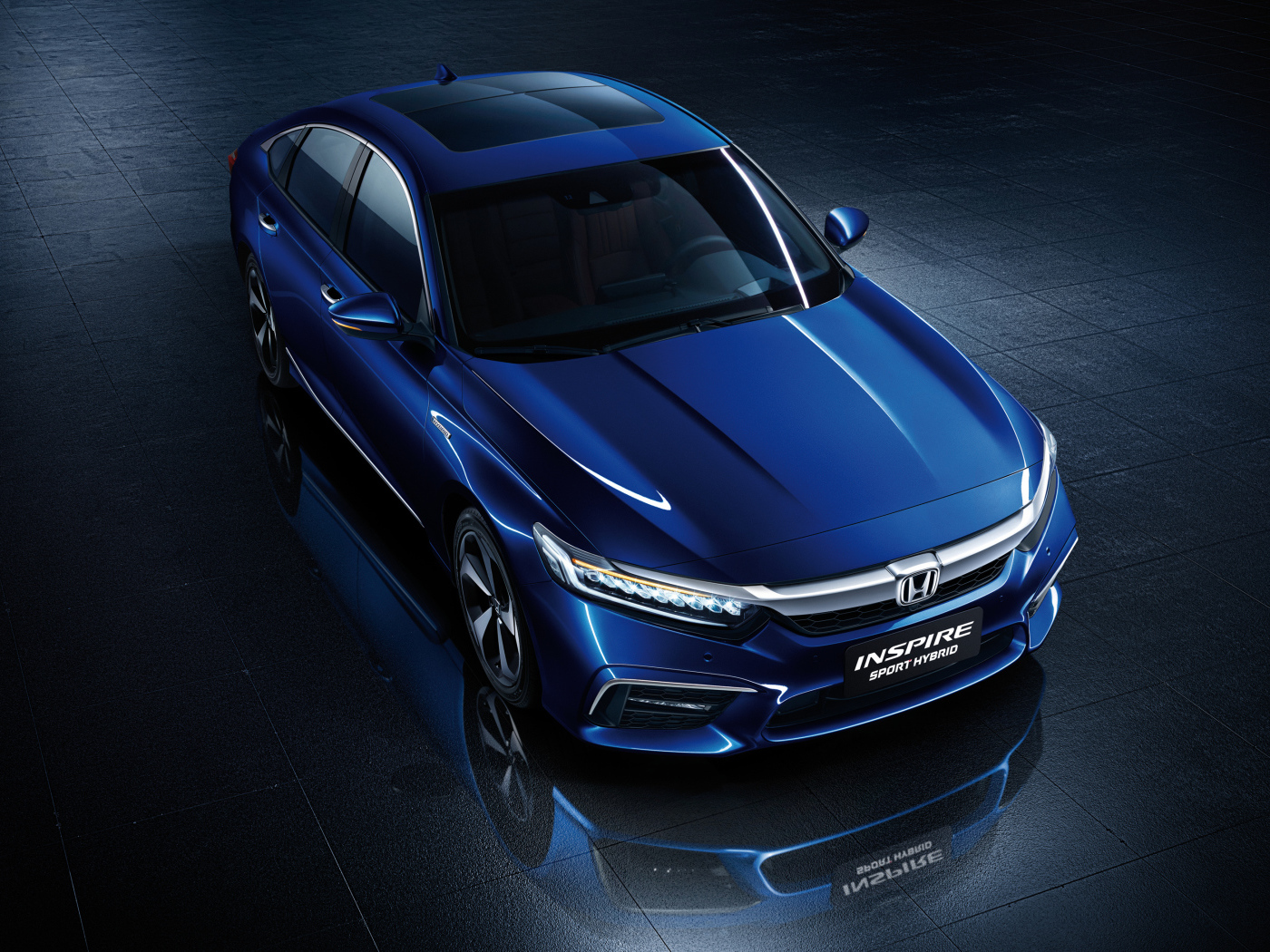 Синий автомобиль Honda Inspire Sport Hybrid 2018 года