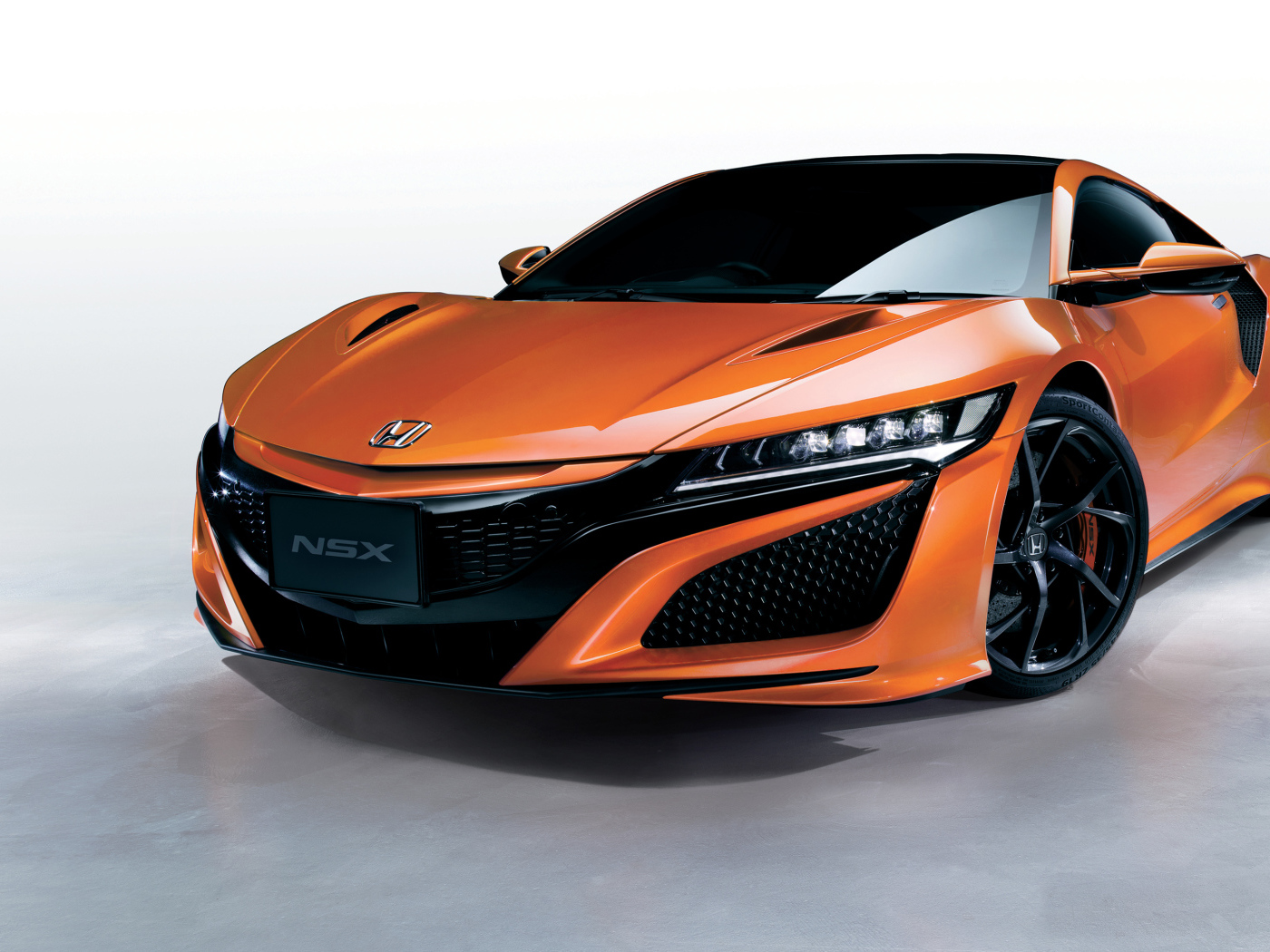 Оранжевый быстрый автомобиль Honda NSX 2018 года