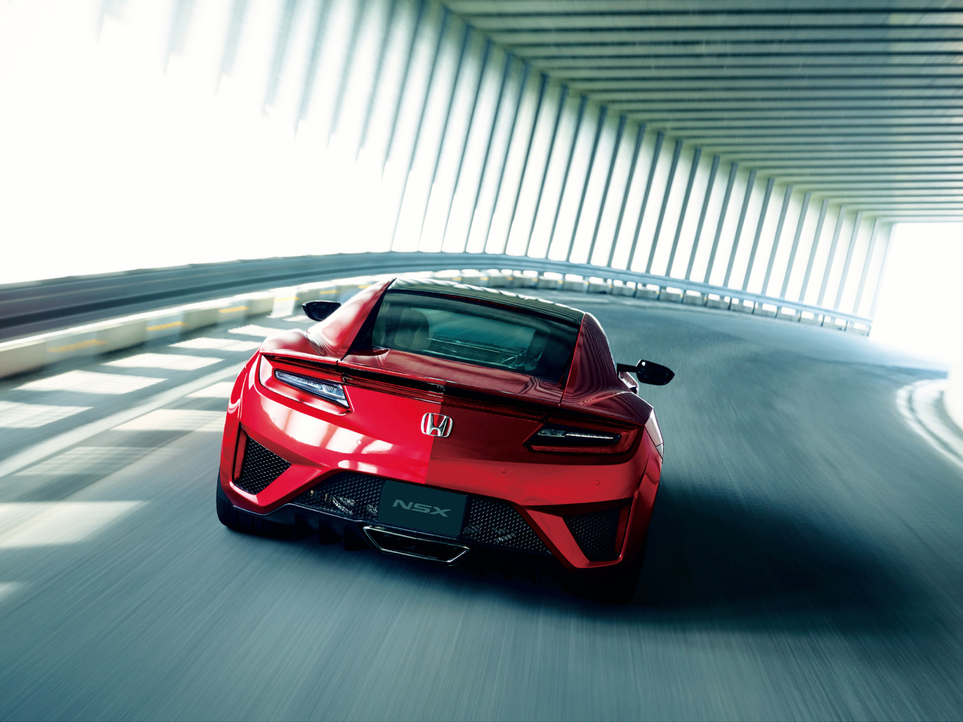 Красный автомобиль Honda NSX 2018 вид сзади
