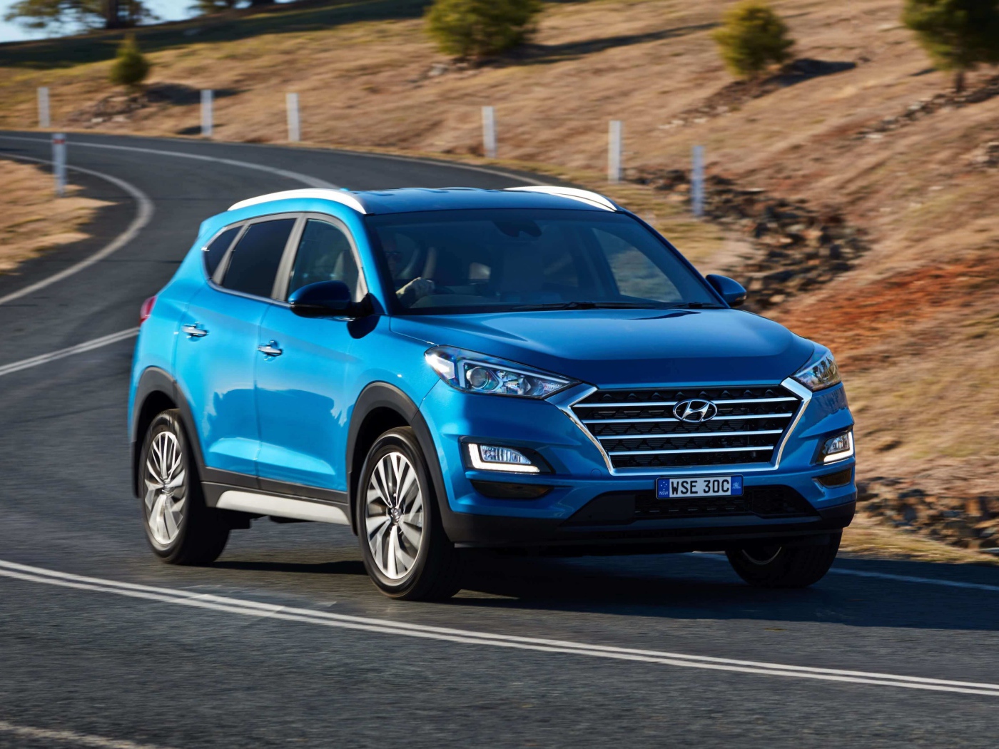 Синий внедорожник Hyundai Tucson 2019 года на трассе