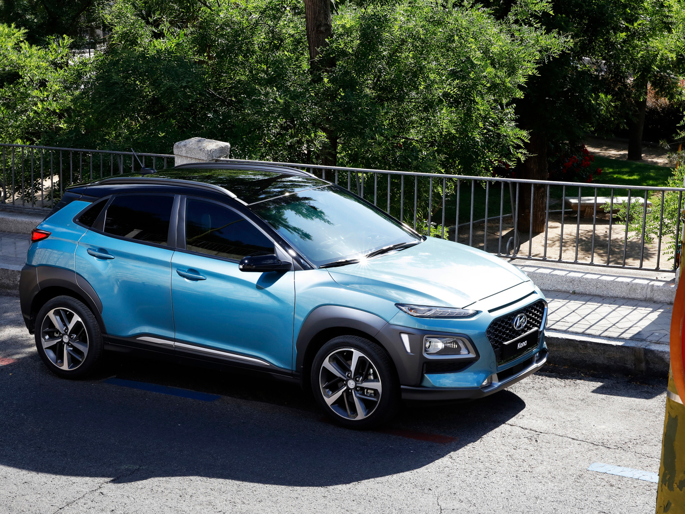Голубой внедорожник Hyundai Kona