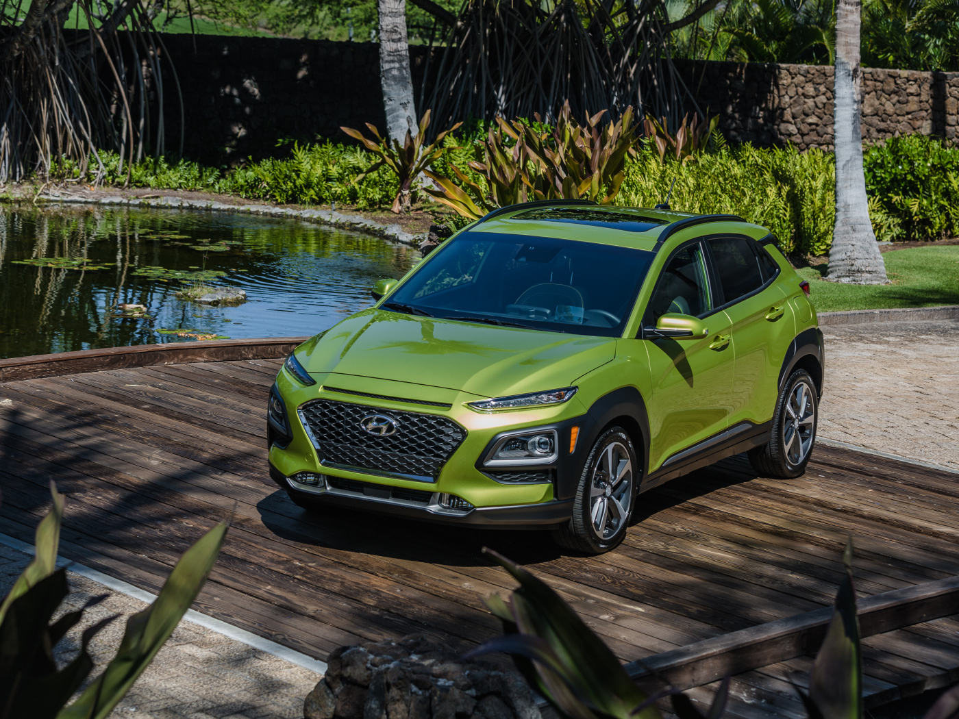 Салатовый автомобиль Hyundai Kona у воды