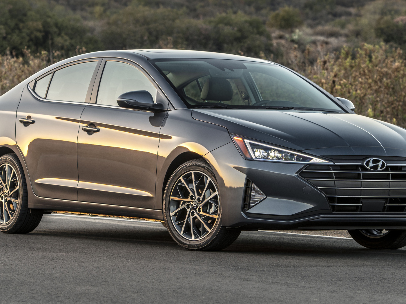 Серебристый автомобиль Hyundai Elantra, 2019