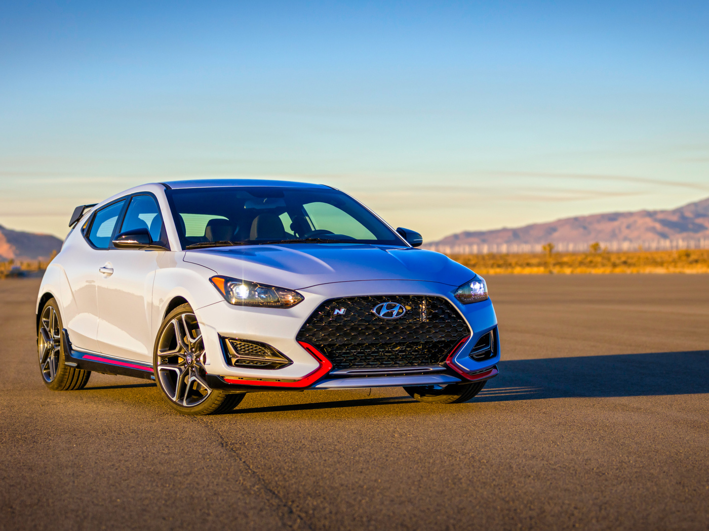 Белый автомобиль Hyundai Veloster N, 2018 на асфальте в лучах солнца