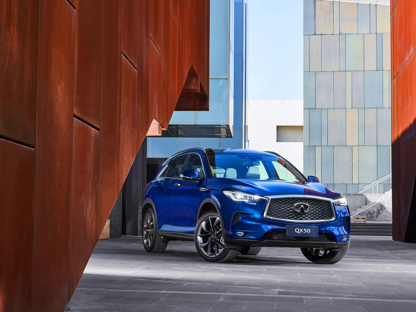 Синий внедорожник Infiniti QX50, 2018 года