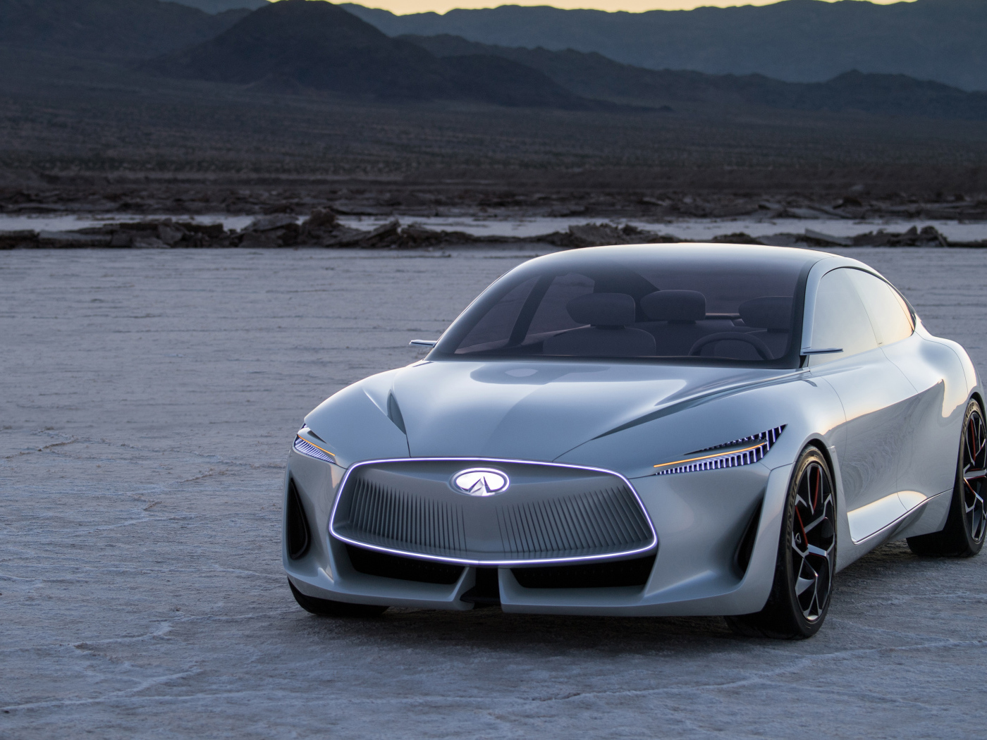 Серебристый автомобиль  Infiniti Q Inspiration Concept, 2018