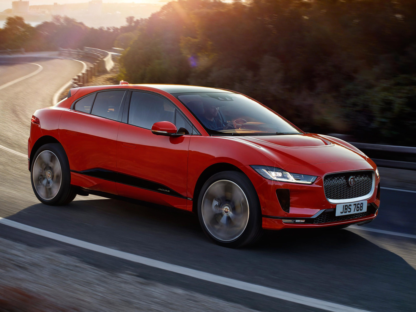 Красный электрический автомобиль Jaguar I Pace, 2019 года