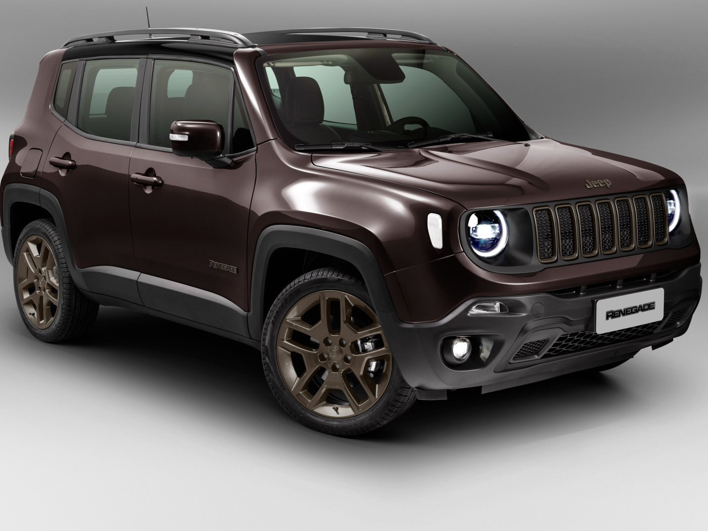 Коричневый Jeep Renegade  2018 года на сером фоне