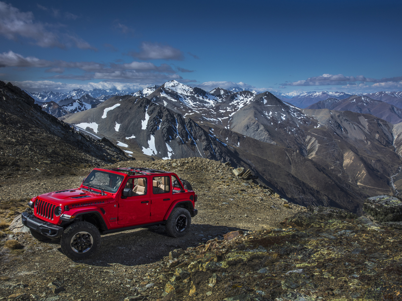 Красный Jeep Wrangler в горах