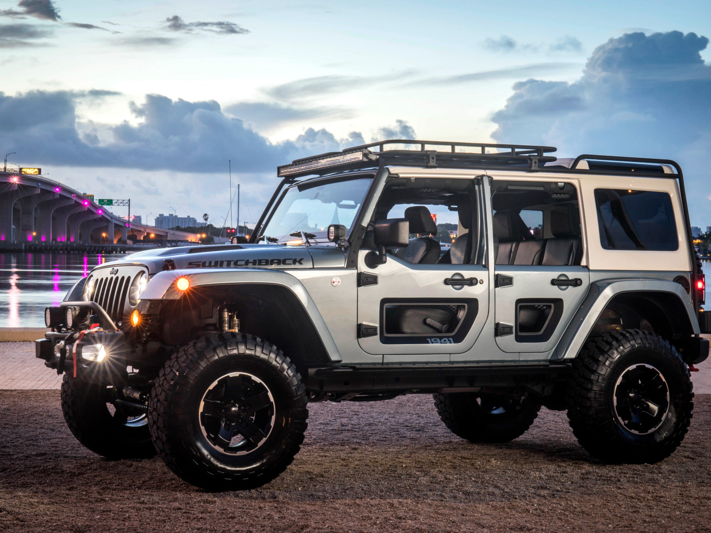 Серебристый Jeep Switchback на берегу