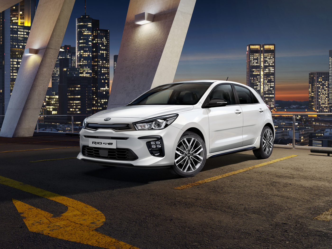 Белый автомобиль хэтчбек Kia Rio GT Line, 2018 на фоне ночного города