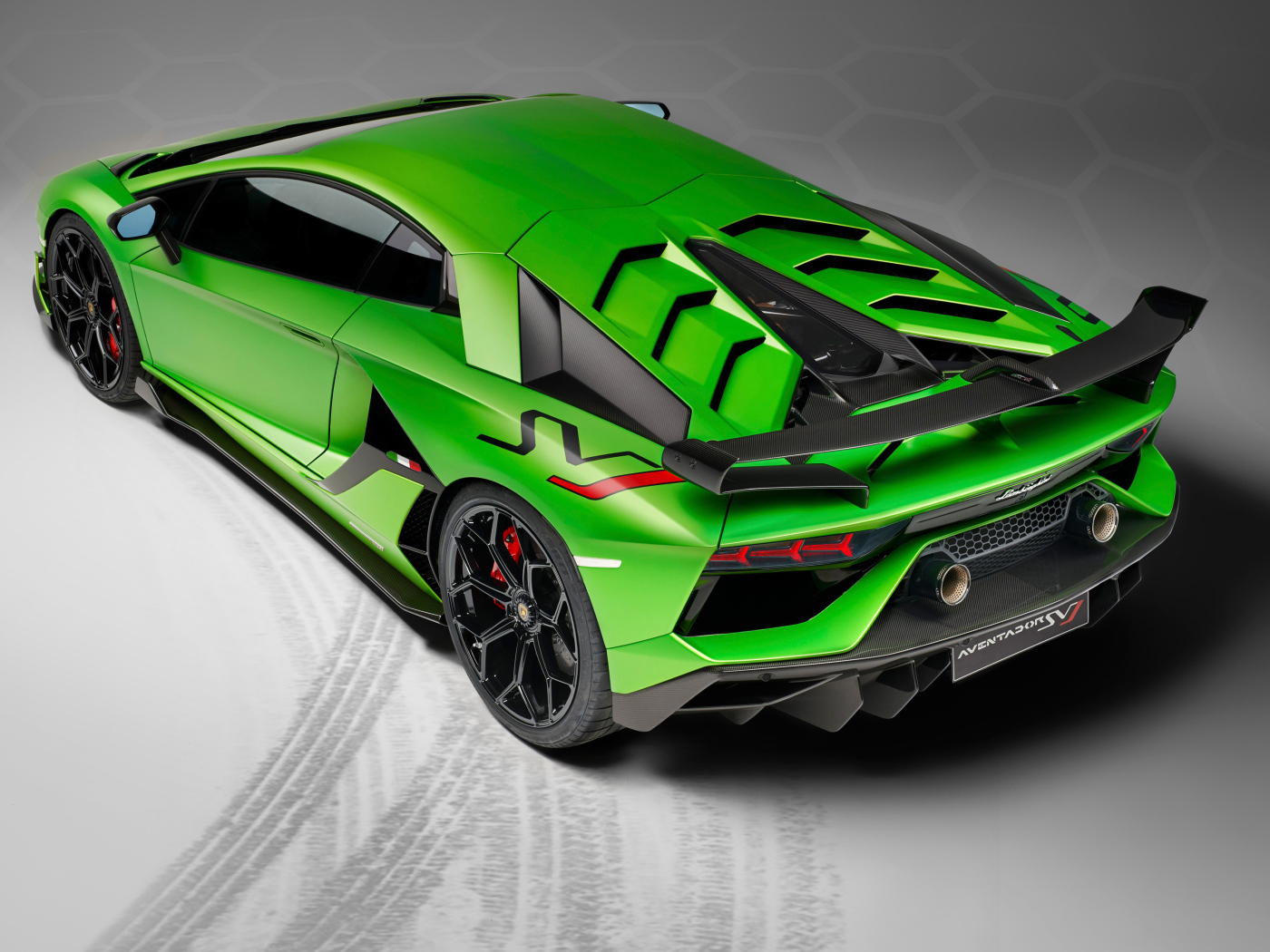 Зеленый спортивный автомобиль Lamborghini Aventador SVJ, 2018 года вид сзади