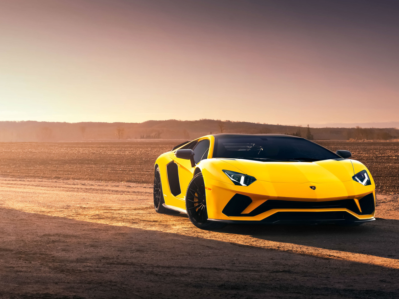 Желтый спортивный автомобиль Lamborghini Aventador S в лучах солнца