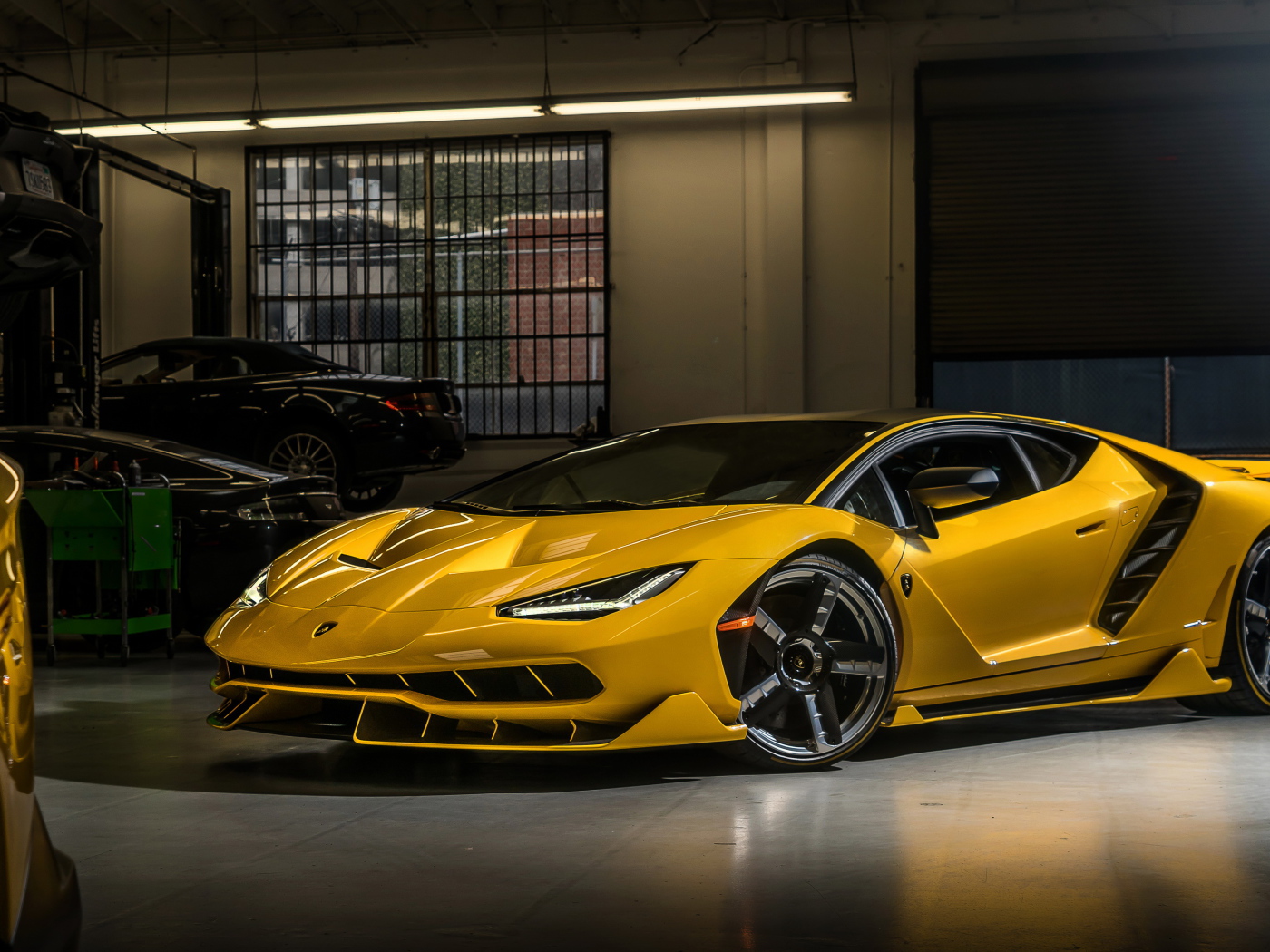Желтый спортивный автомобиль  Lamborghini Centenario Coupe в гараже