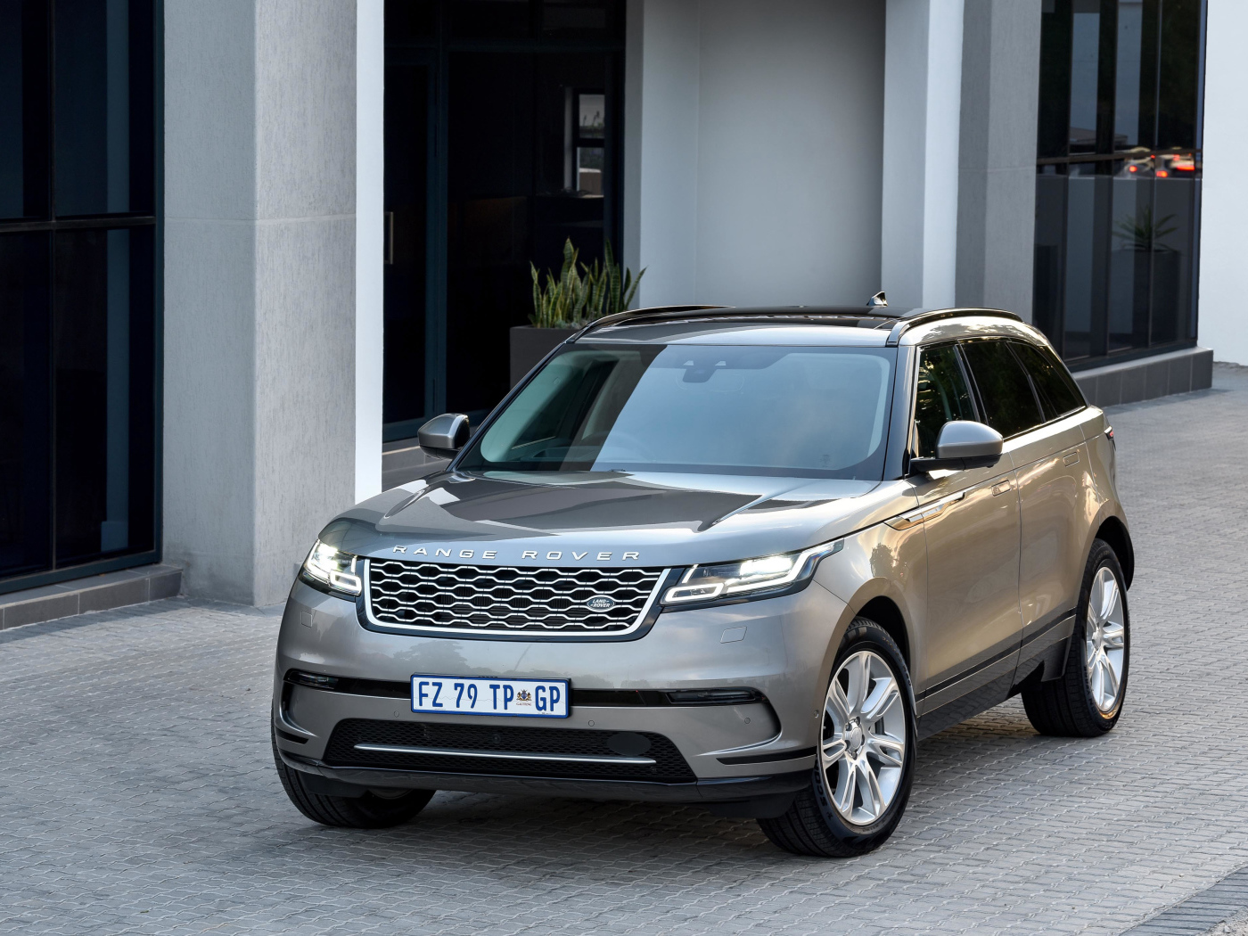 Серебристый внедорожник Land Rover Velar D240 HSE