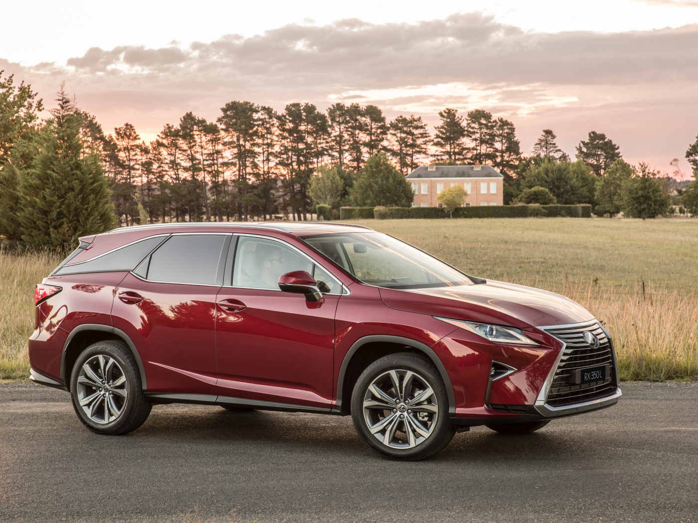 Бордовый японский автомобиль Lexus RX 350L, 2018 года