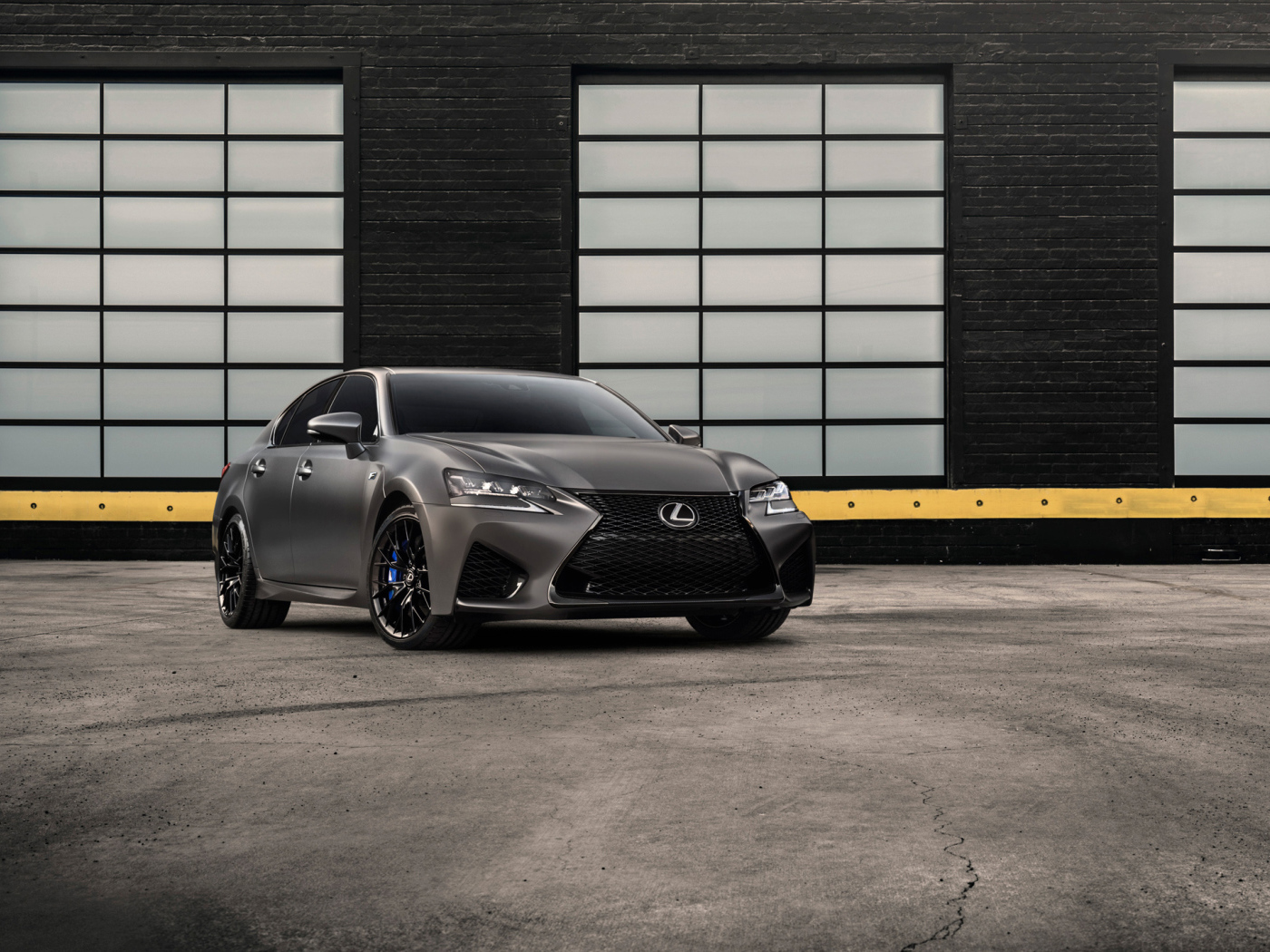 Новый серебристый автомобиль Lexus GS F, 2018