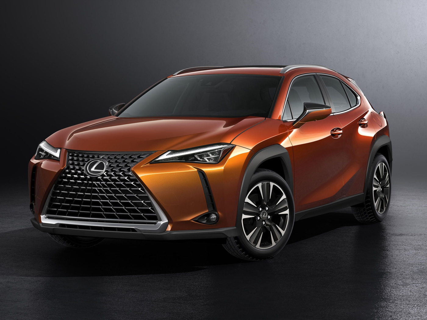 Оранжевый автомобиль Lexus UX, 2019 на сером фоне