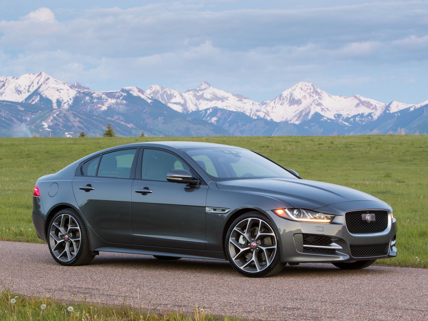 Серебристый автомобиль Jaguar Xe 2019