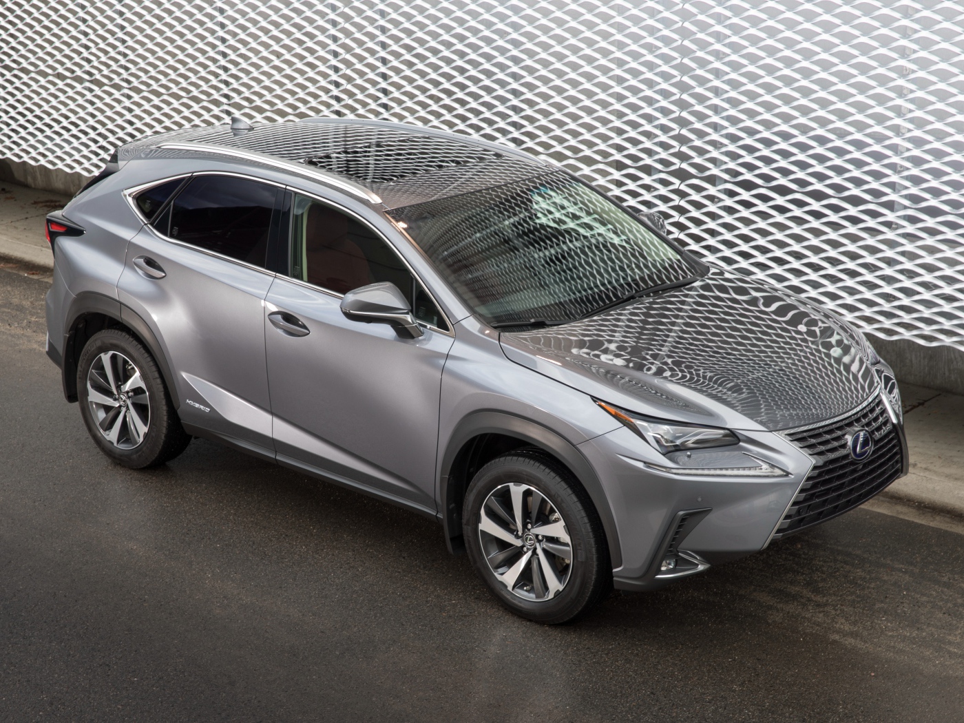 Серебристый автомобиль внедорожник  Lexus NX