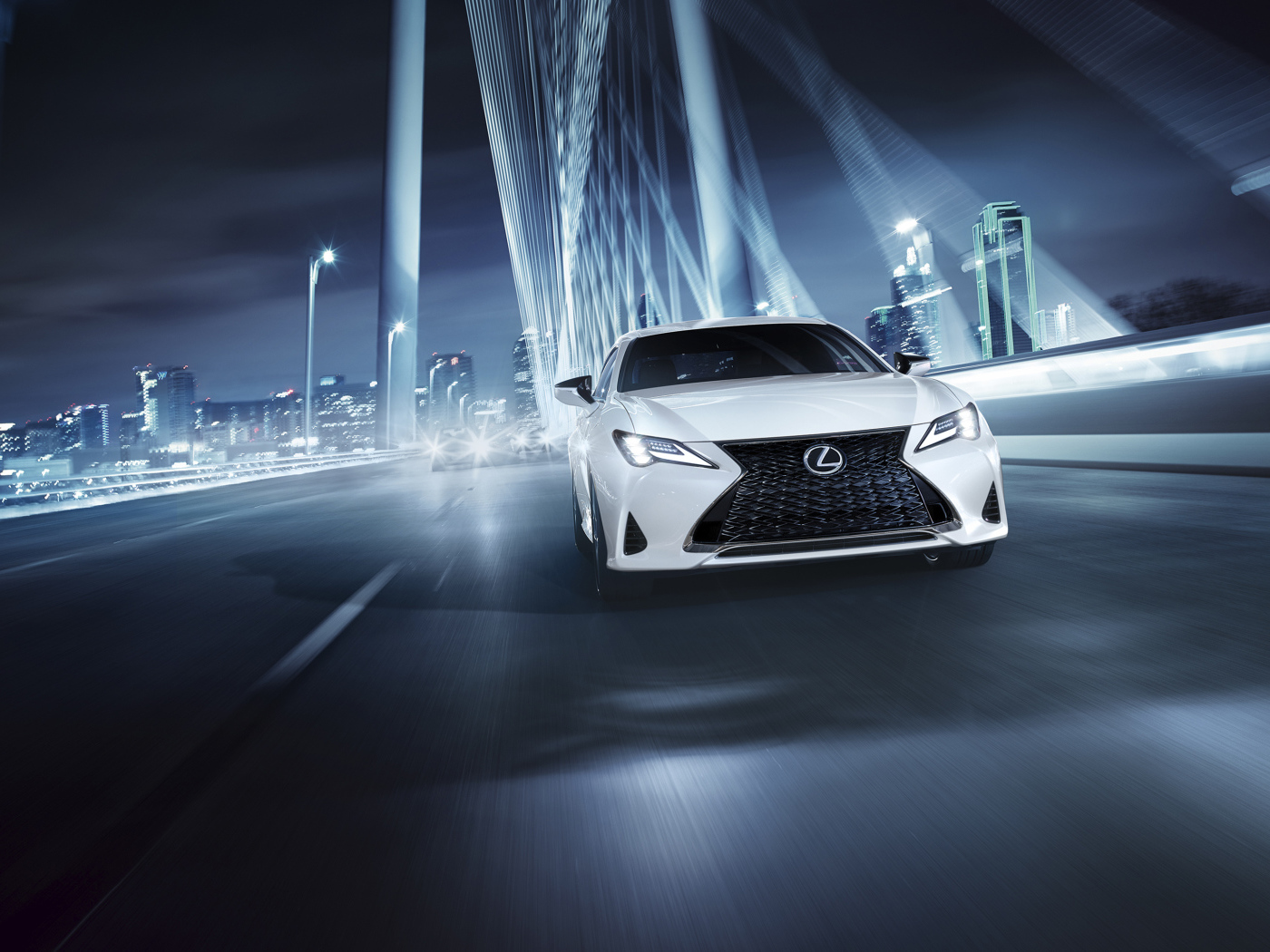 Белый автомобиль Lexus RC 350 F, 2019 года на трассе