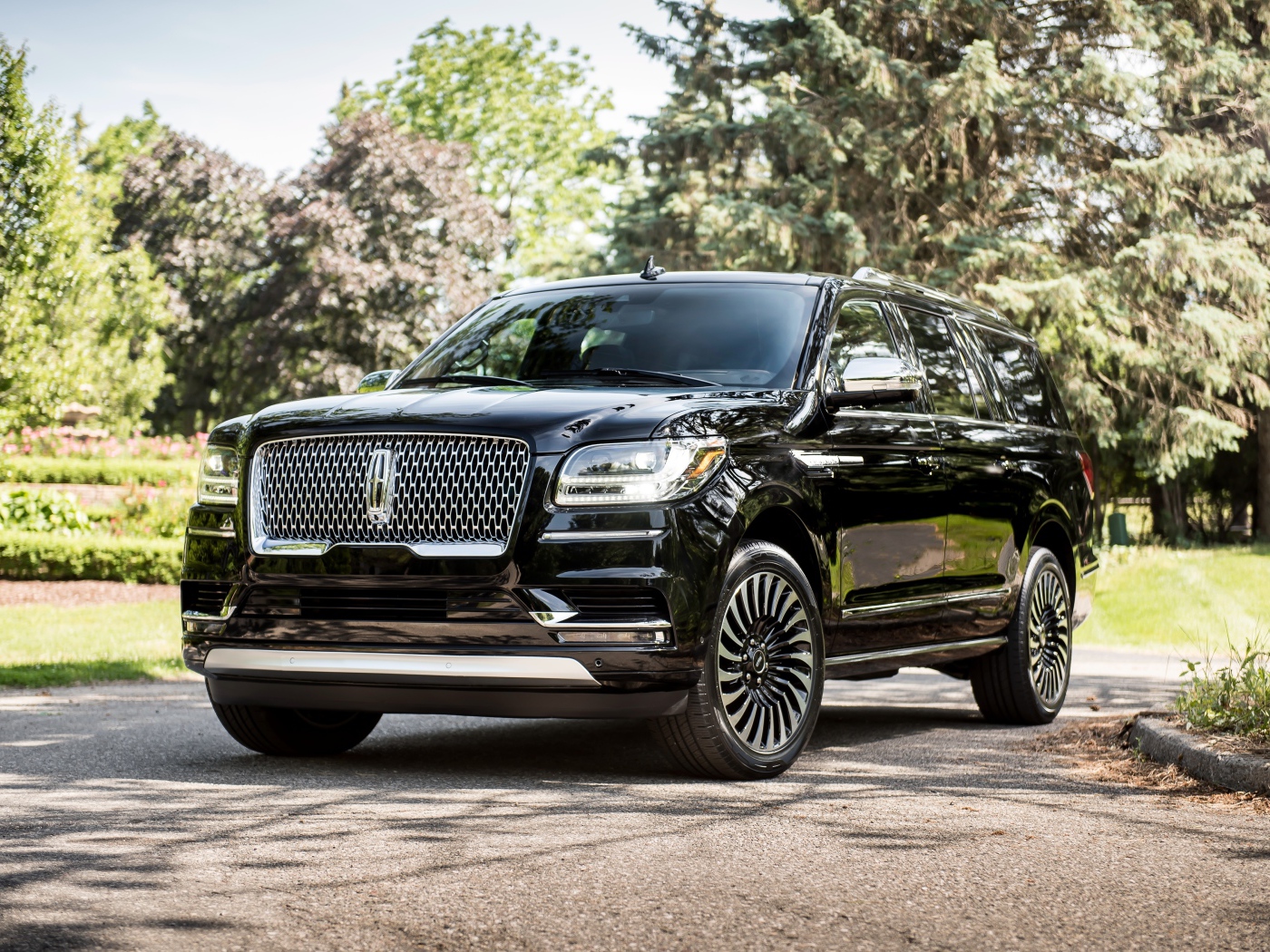 Черный стильный внедорожник Lincoln Navigator L, 2018