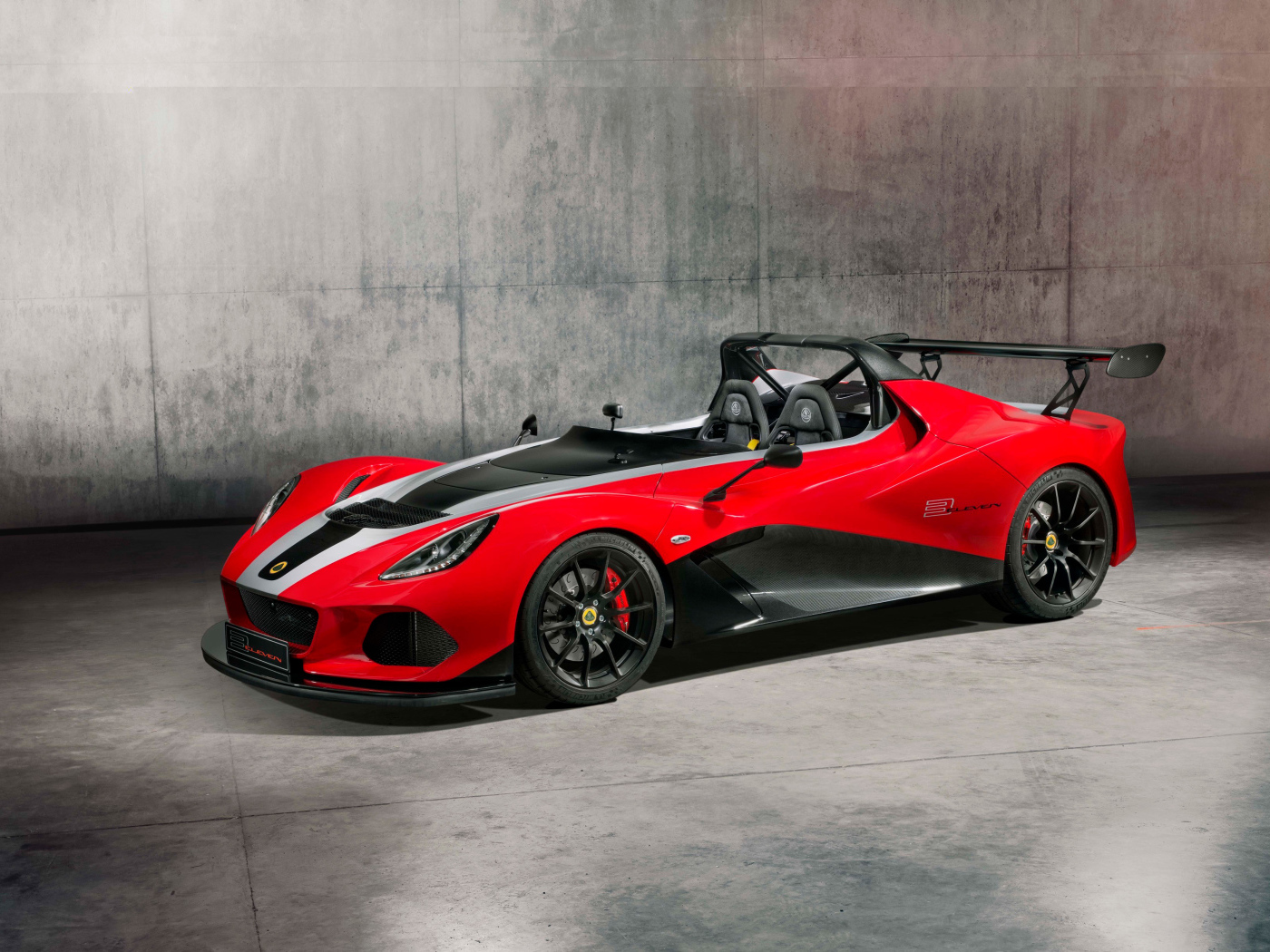 Красный гоночный автомобиль Lotus 3 Eleven 430
