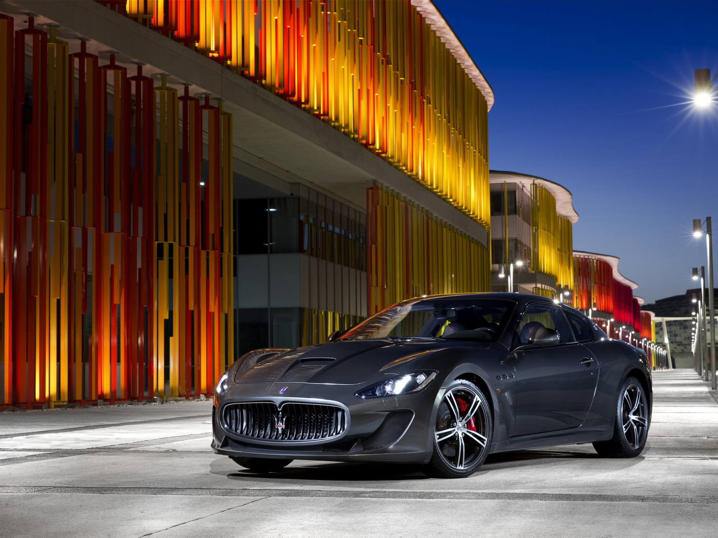 Серебристый автомобиль  Maserati GranTurismo