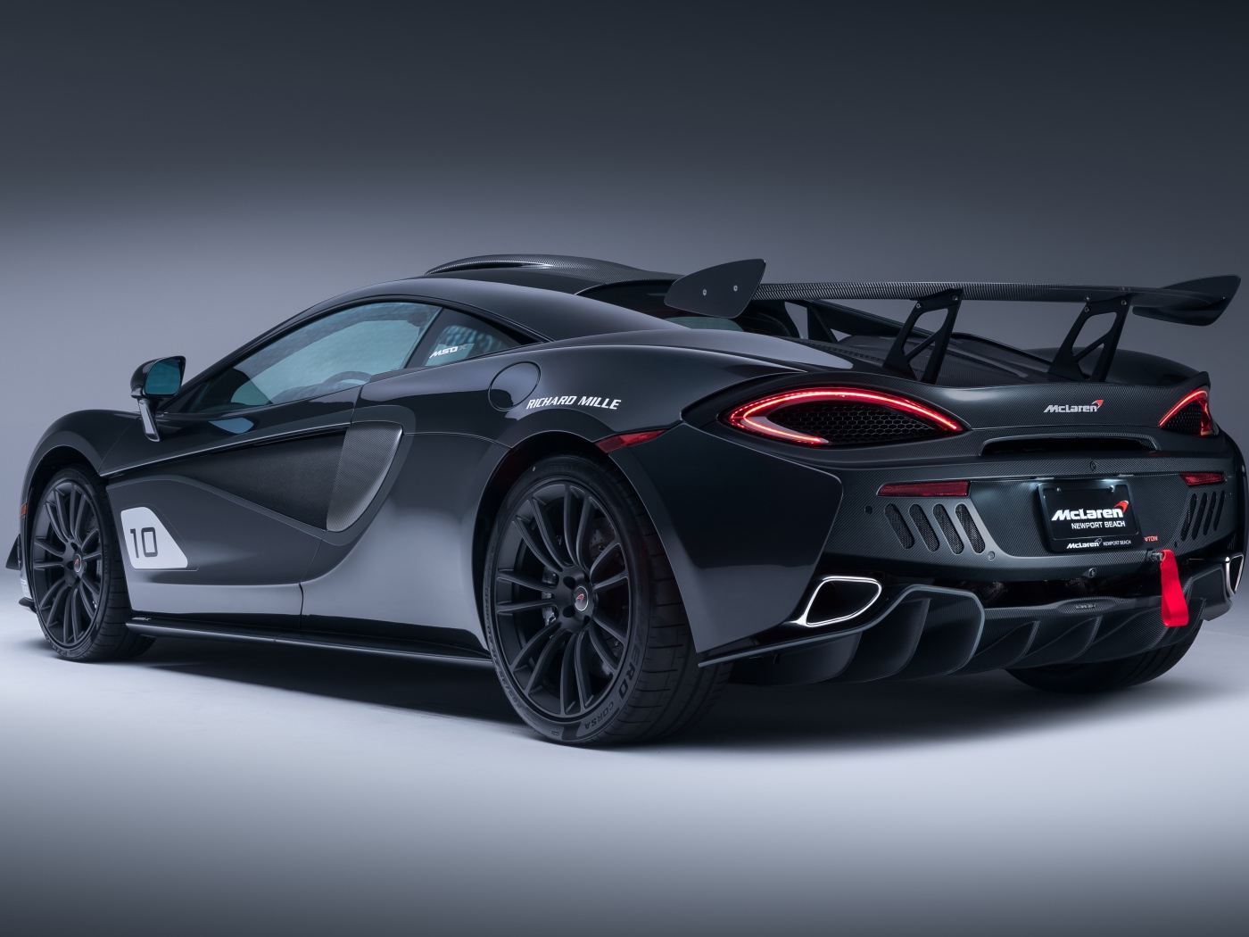 Гоночный автомобиль McLaren MSO X, 2018 вид сзади