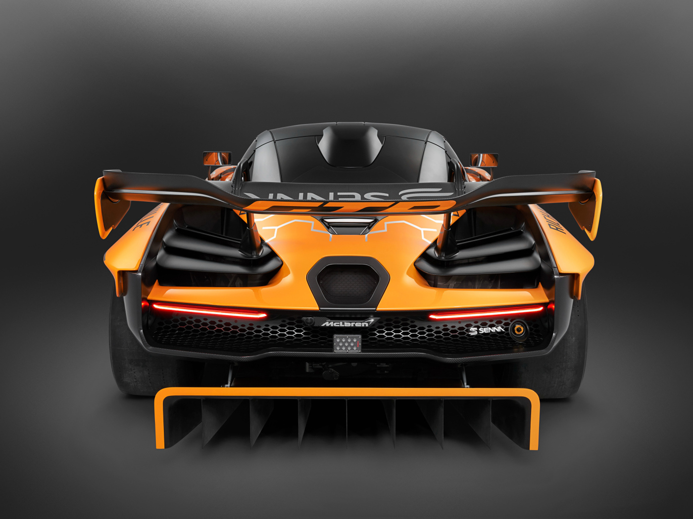 Гоночный автомобиль McLaren Senna GTR Concept 2018 года, вид сзади