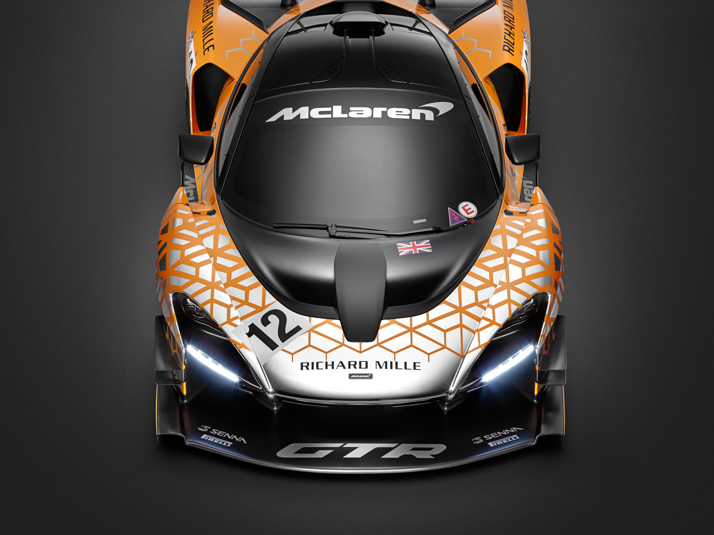 Гоночный автомобиль McLaren Senna GTR, 2018 на сером фоне