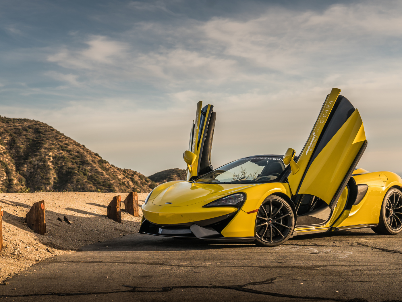 Желтый спортивный автомобиль McLaren 570S, beach, 2019 года с открытыми дверями