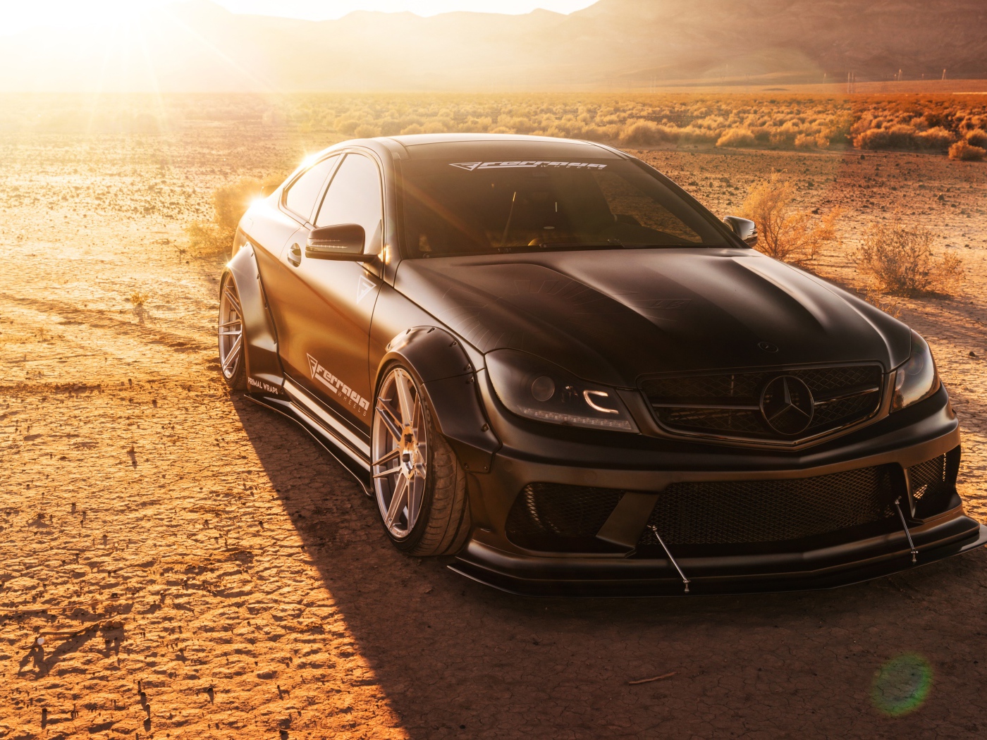 Черный автомобиль Ferrada LW Matte Mercedes в лучах солнца