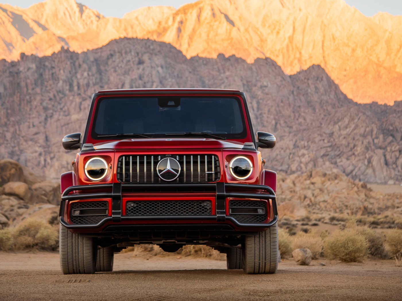 Красный Mercedes-AMG G 63, 2019 года на фоне гор