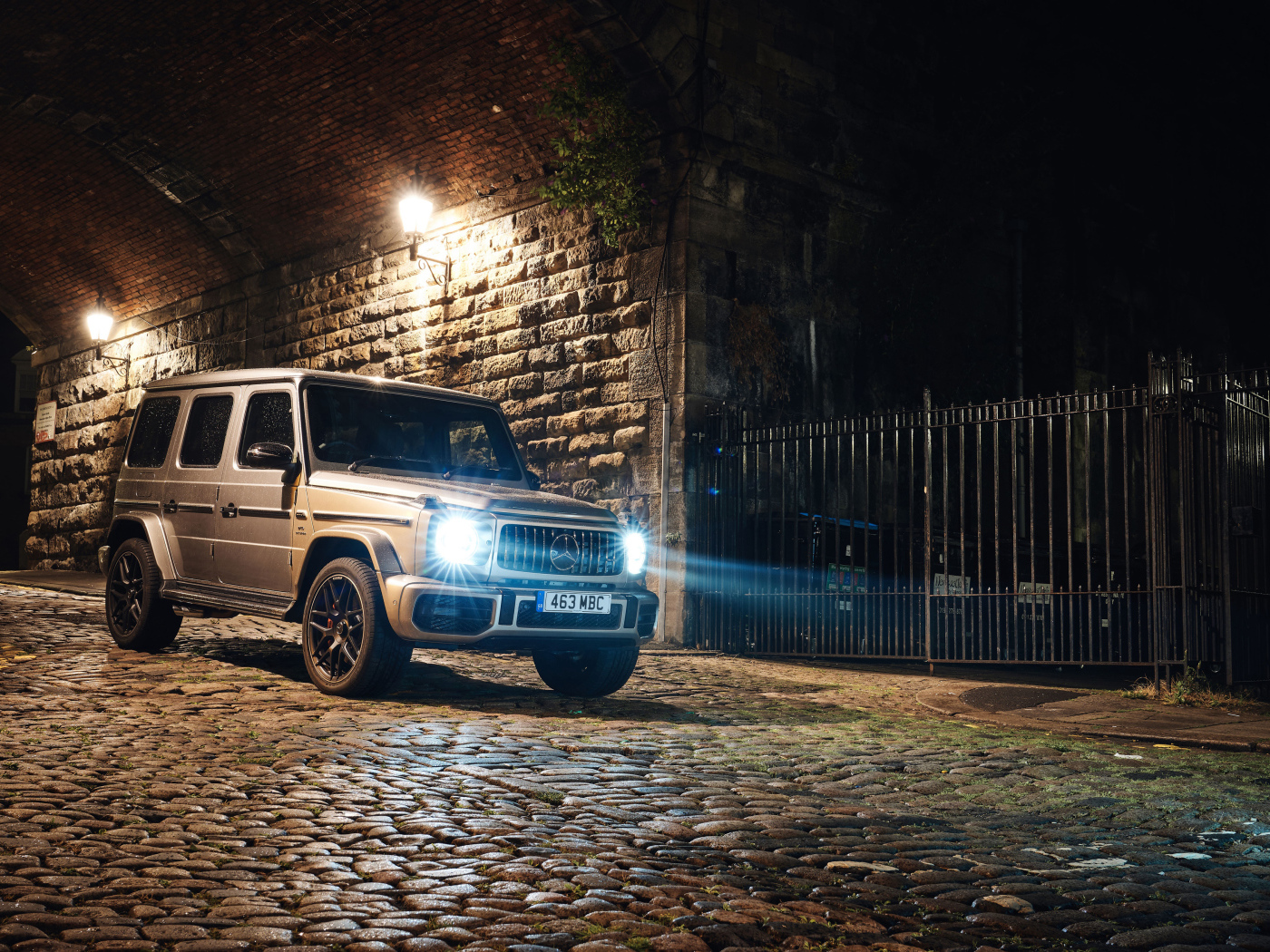 Внедорожник Mercedes G 63 2018 года с включенными фарами