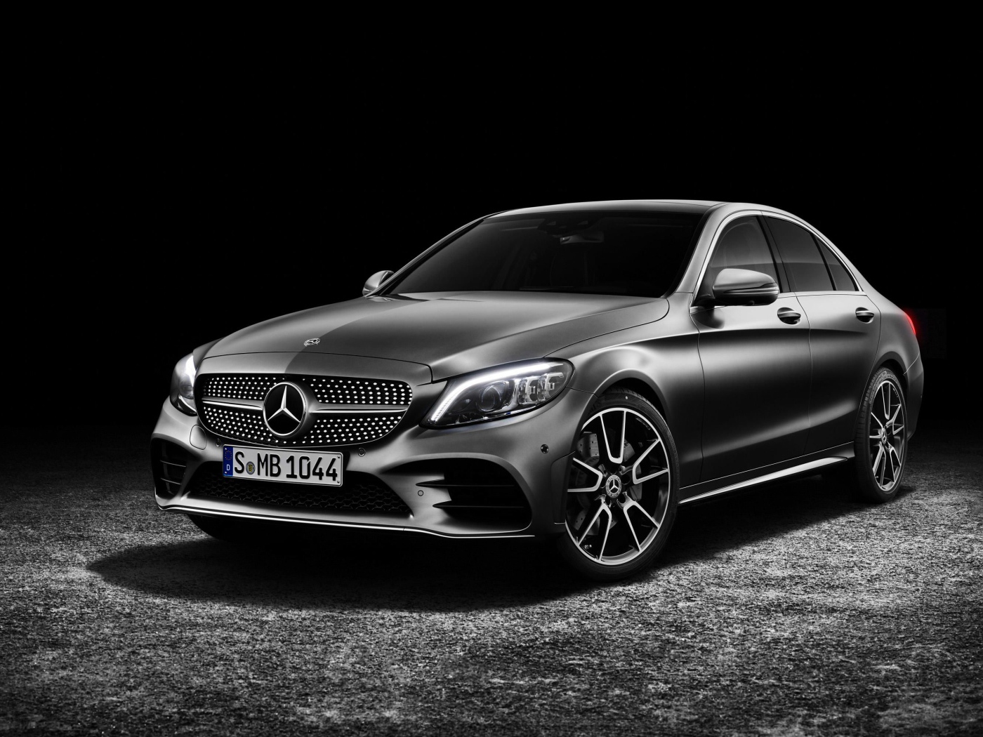 Серебристый автомобиль Mercedes-Benz C-Class 2019 года