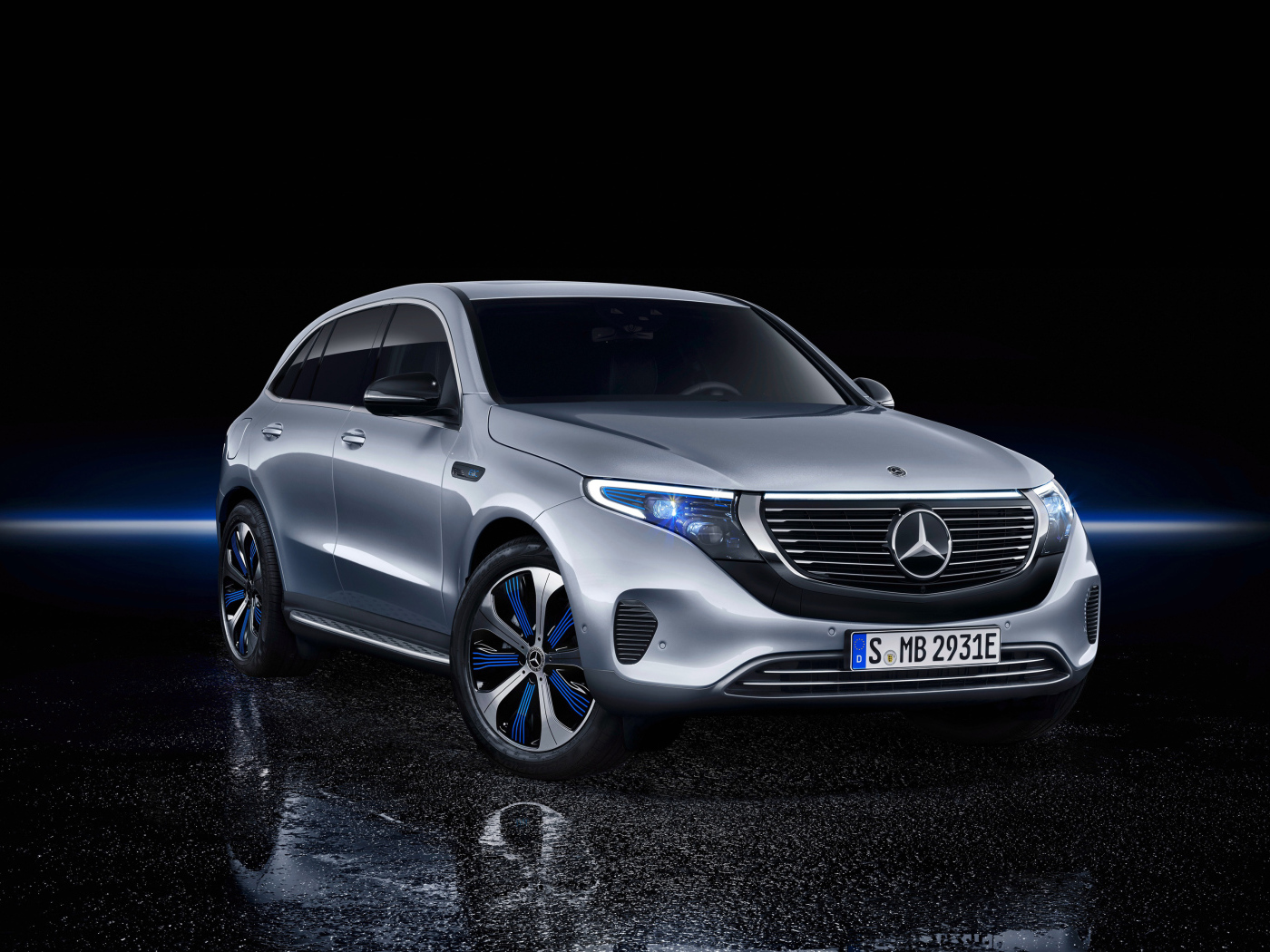 Серебристый автомобиль Mercedes EQC400, 2018 года