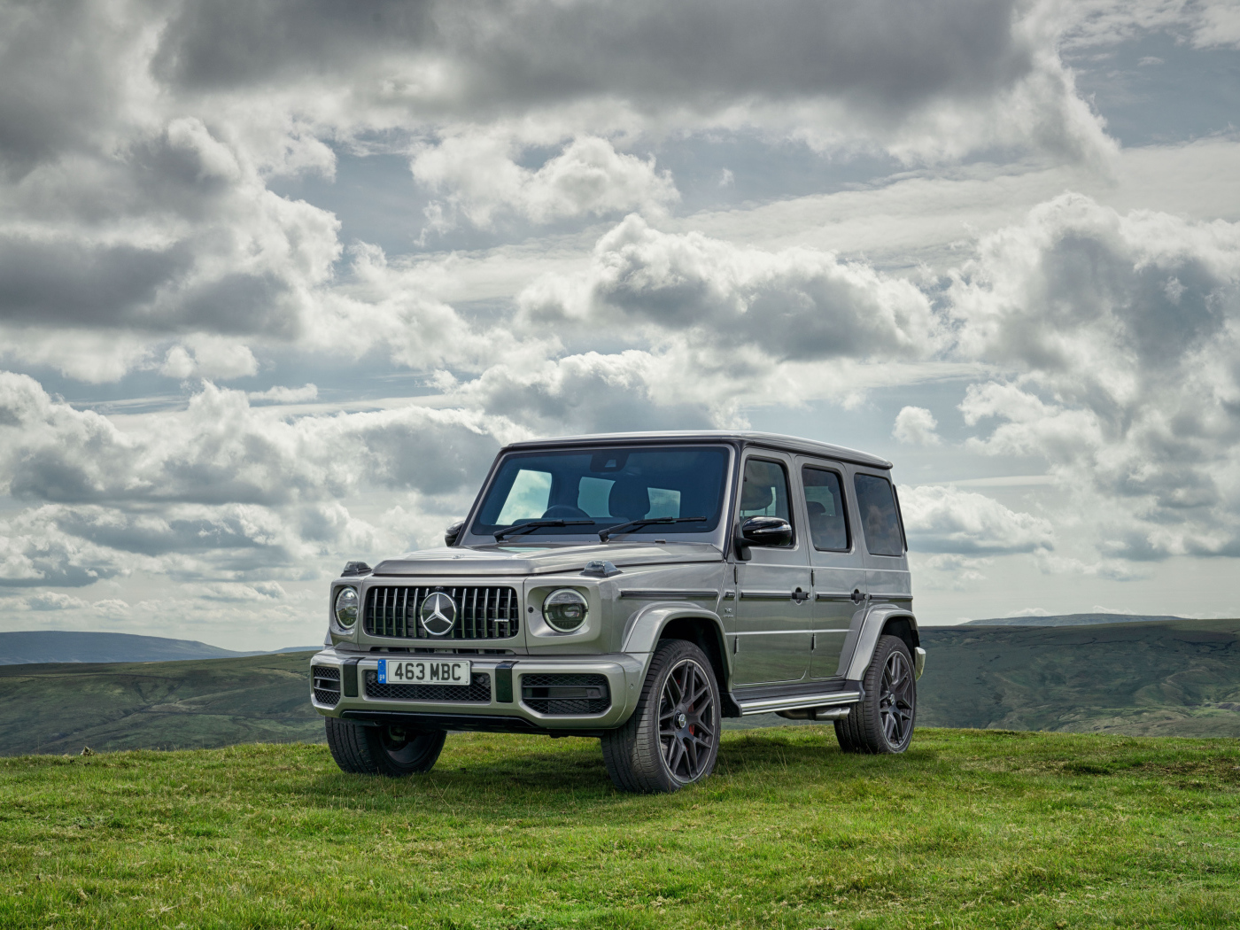Серебристый автомобиль внедорожник Mercedes-AMG G 63, 2018