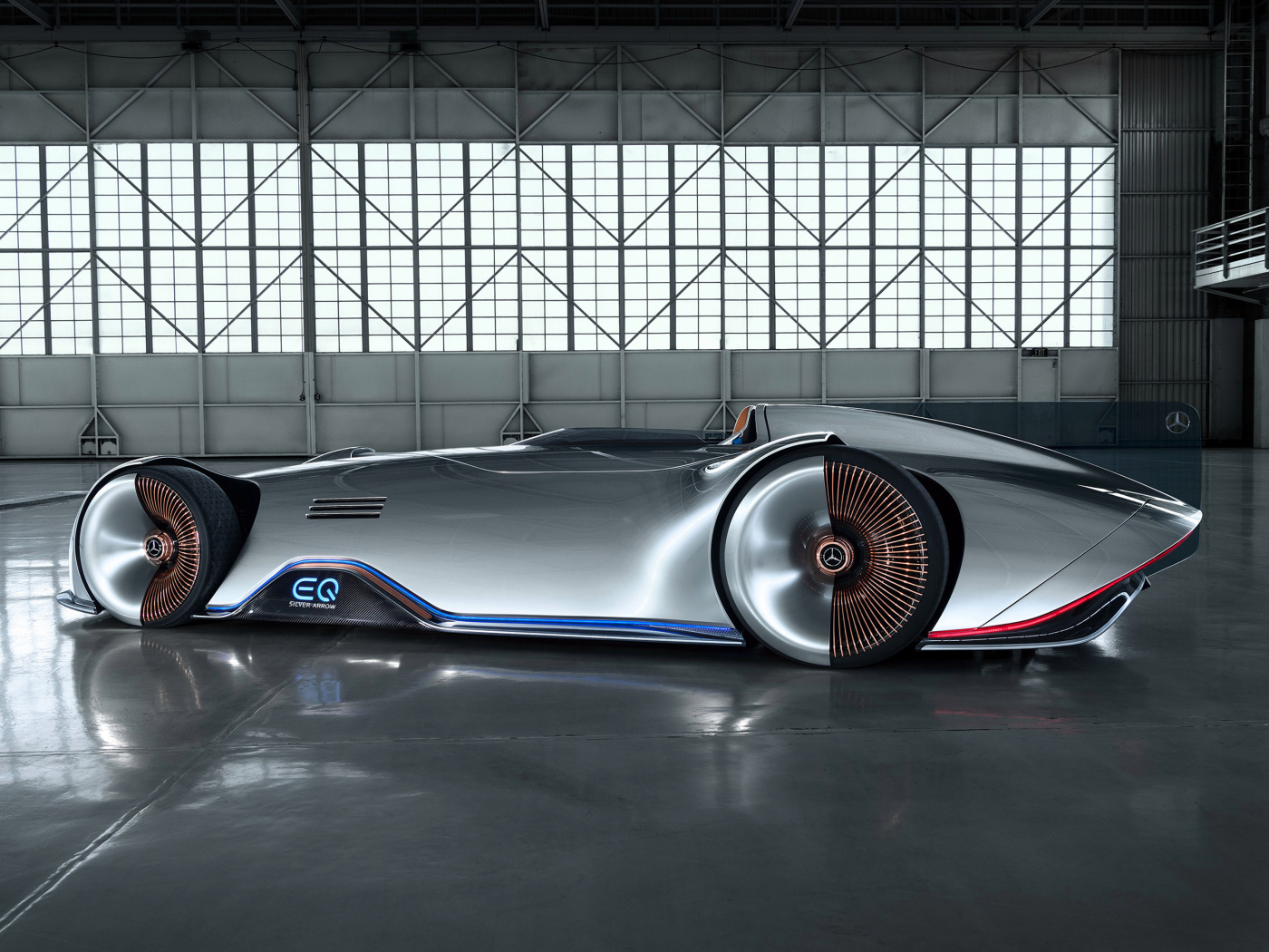 Серебристый футуристический автомобиль Mercedes-Benz Vision EQ 2018