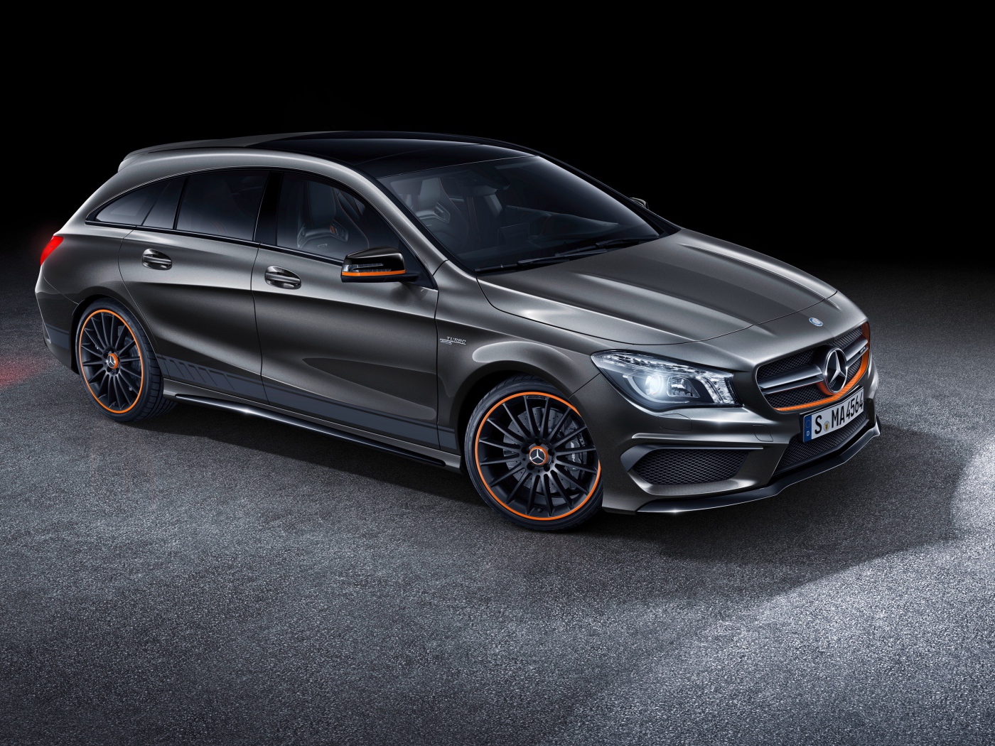 Серебристый стильный автомобиль Mercedes CLA Shooting Brake